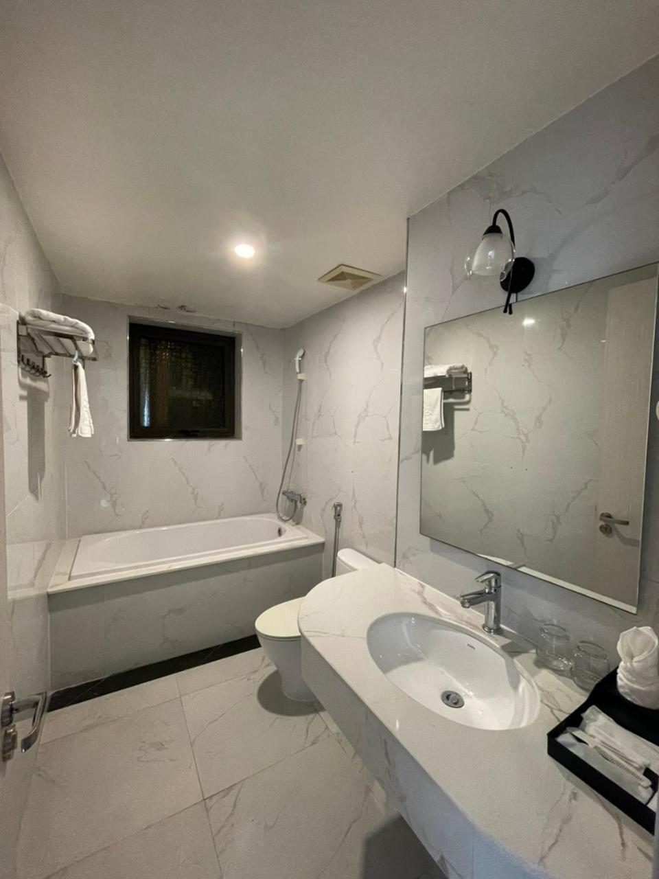 Lotus Hotel & Apartment Haiphong Exterior foto